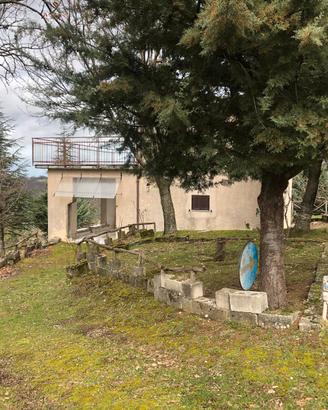 Terreno con annessa costruzione.