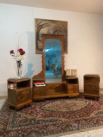 Specchiera da terra con due comodini in marmo.