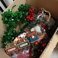 contenitore con decorazioni natalizie 