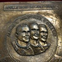 targa commemorativa Apollo 11