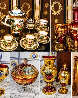 Collezione di oggetti decorativi in stile classico