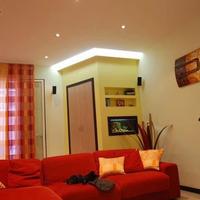 Divano, scrivania, giro letto, ante armadio