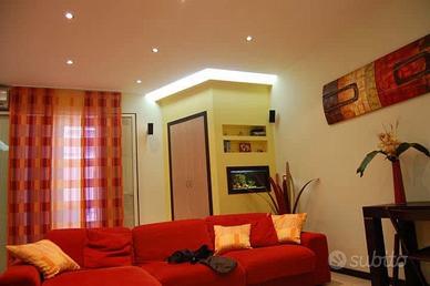 Divano, scrivania, giro letto, ante armadio