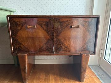 Mobile bar e giradischi