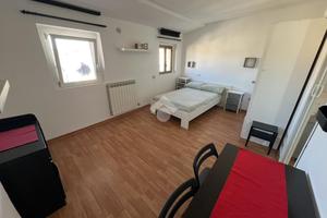 MONOLOCALE A CARUGATE