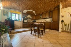 AMPIO 5 LOCALI SEMINDIPENDENTE SENZA SPESE