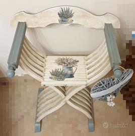 Antica sedia Savonarola in legno decorata 