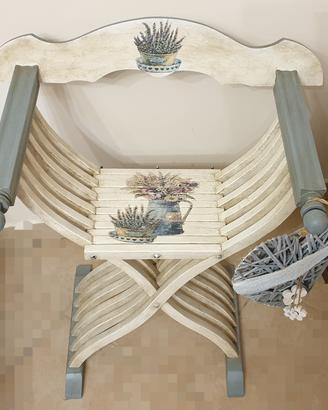 Antica sedia Savonarola in legno decorata 