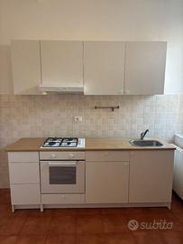 Cucina IKEA KNOXHULT bianca 224 cm, forno e gas