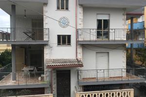 Intero immobile a 100 metri dal mare