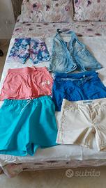 Pantaloncini vari colori, una salopette jeans