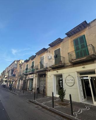 2 LOCALI A NAPOLI