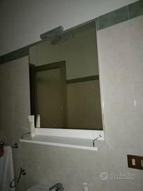 specchiera bagno e mobiletto 