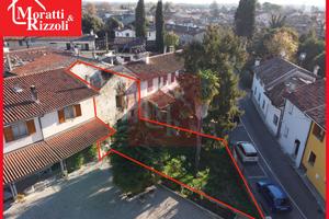 CASA accostata completamente da ristrutturare