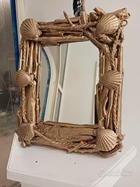 Specchio con cornice in oro