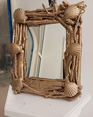 Specchio con cornice in oro