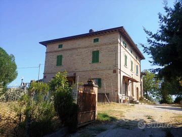 CASA SINGOLA CON AMPIO TERRENO A MONTEFALCO