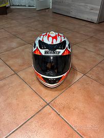 casco per moto con sfumature di rosso