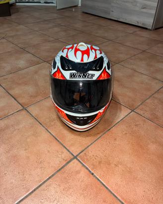 casco per moto con sfumature di rosso
