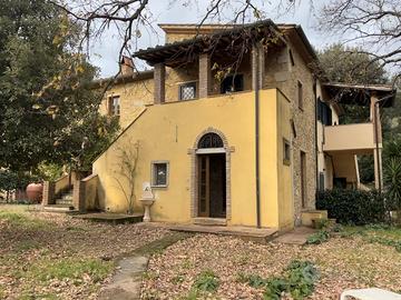 Porzione di casolare con giardino e porticato