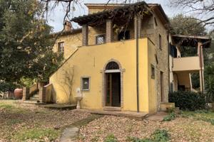 Porzione di casolare con giardino e porticato