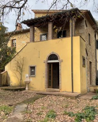 Porzione di casolare con giardino e porticato