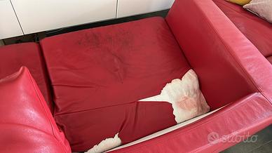 due divani rossi in pelle