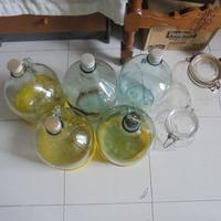 5 Boccioni di vetro vuoti x vino olio ecc permuto