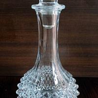 Bottiglia in vetro goccia con tappo in vetro