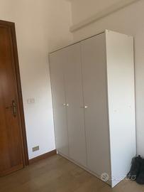 Armadio bianco a tre ante