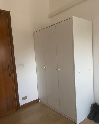 Armadio bianco a tre ante