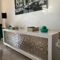 Mobile  laccato bianco  con ante argento.