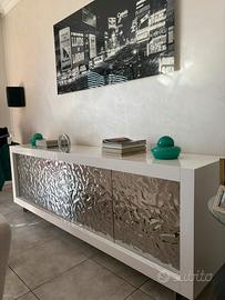 Mobile  laccato bianco  con ante argento.