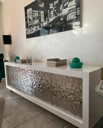 Mobile  laccato bianco  con ante argento.