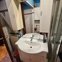 Mobiletto e lavandino da bagno