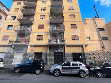 Calata Capodichino - locale commerciale