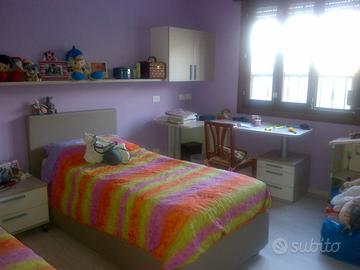 Scrivania con cassettiera