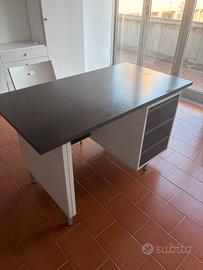 Scrivania con cassettiera