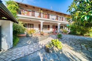 Casa indipendente di 300 m² con più di 5 locali e 