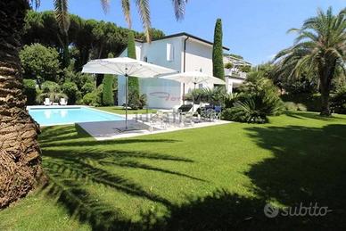 Villa di 450 m² con più di 5 locali a Forte dei Ma