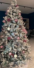 Albero di Natale innevato con palline e decori