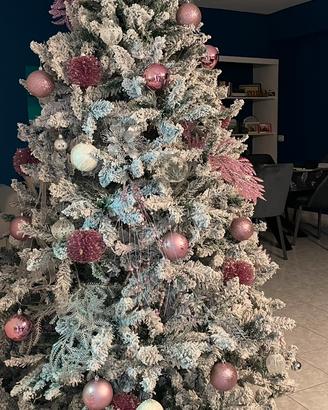 Albero di Natale innevato con palline e decori