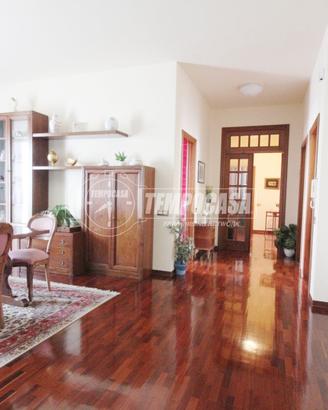 AMPIO APPARTAMENTO CON SOFFITTA NO CONDOMINIO
