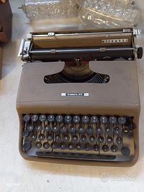 Macchina da scrivere Olivetti " Lettera 22"