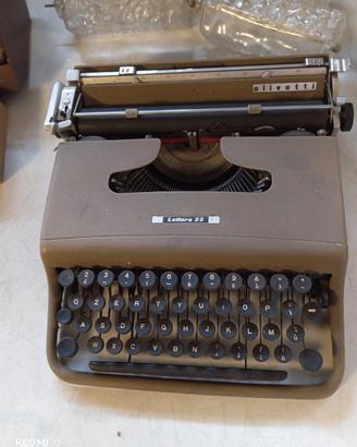 Macchina da scrivere Olivetti " Lettera 22"