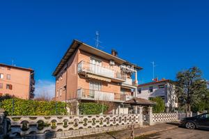 APPARTAMENTO CON 3 CAMERE E 2 BAGNI N CONTESTO DI