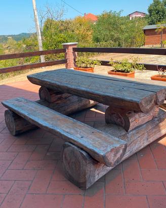 Tavolo in tronchi di legno