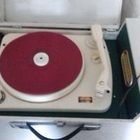vecchio giradischi portatile risalente anni '60