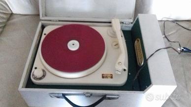 vecchio giradischi portatile risalente anni '60