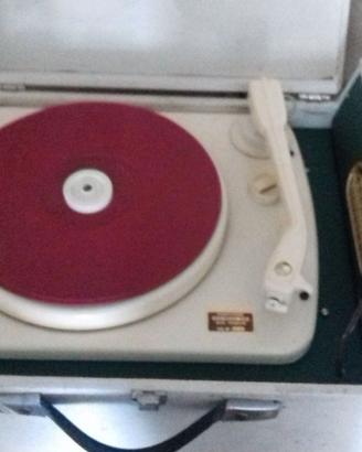 vecchio giradischi portatile risalente anni '60